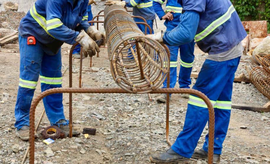 Ponte de Guaratuba: lançamento primeira camisa metálica na baía