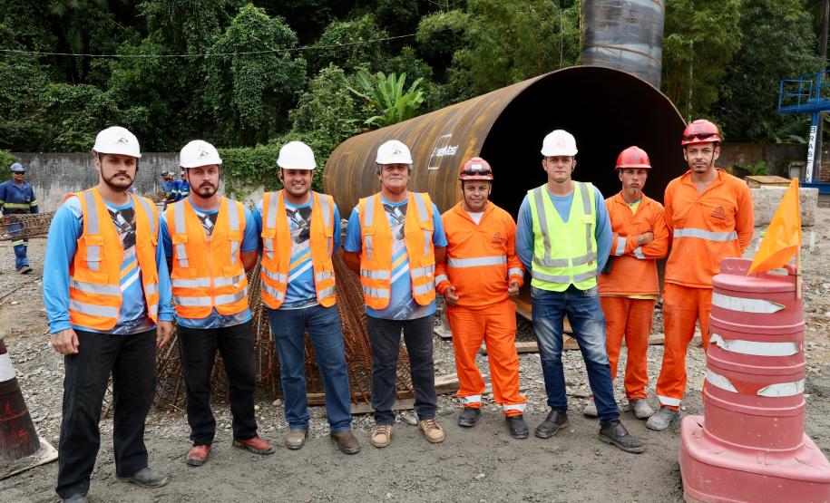 Ponte de Guaratuba: lançamento primeira camisa metálica na baía