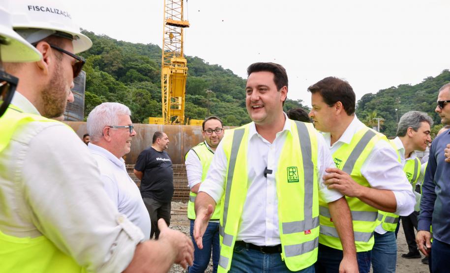 Ponte de Guaratuba: lançamento primeira camisa metálica na baía