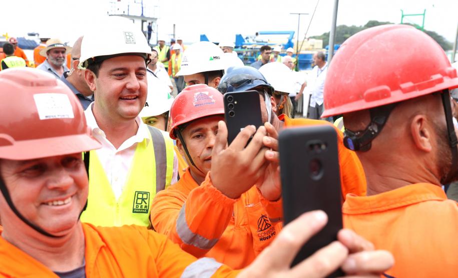 Ponte de Guaratuba: lançamento primeira camisa metálica na baía