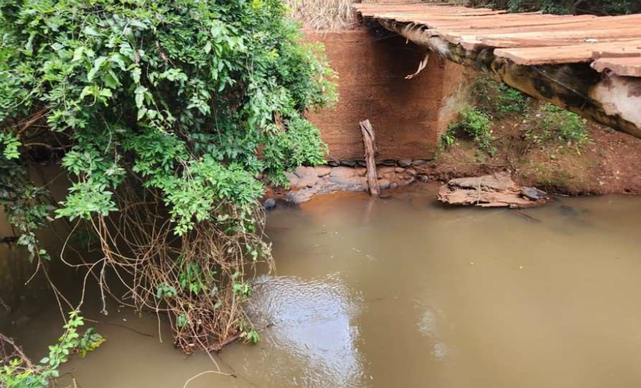 Ponte provisória de madeira no local da obra