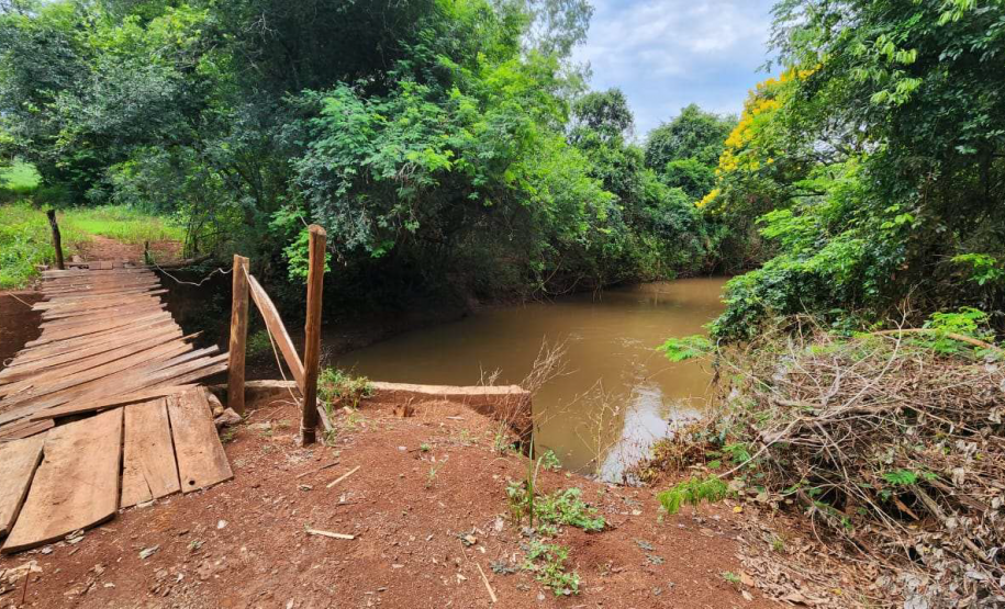 Ponte provisória de madeira no local da obra