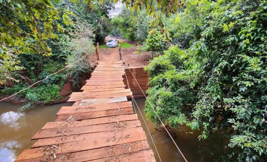 Ponte provisória de madeira no local da obra