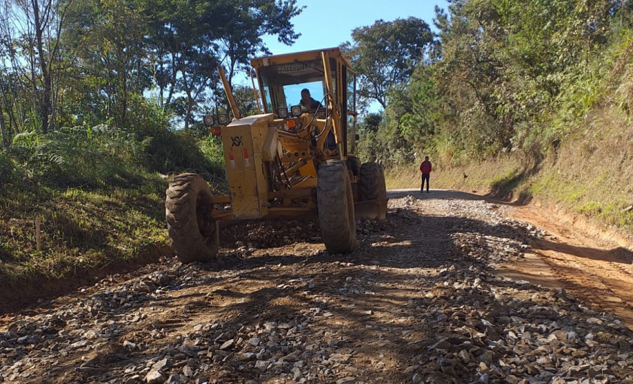 Serviços de conservação de rodovia não-pavimentada na PR-092, entre Doutor Ulysses e Cerro Azul