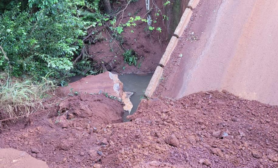 Ponte sobre o rio Melissa, após colapso