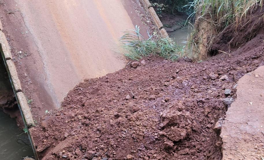 Ponte sobre o rio Melissa, após colapso