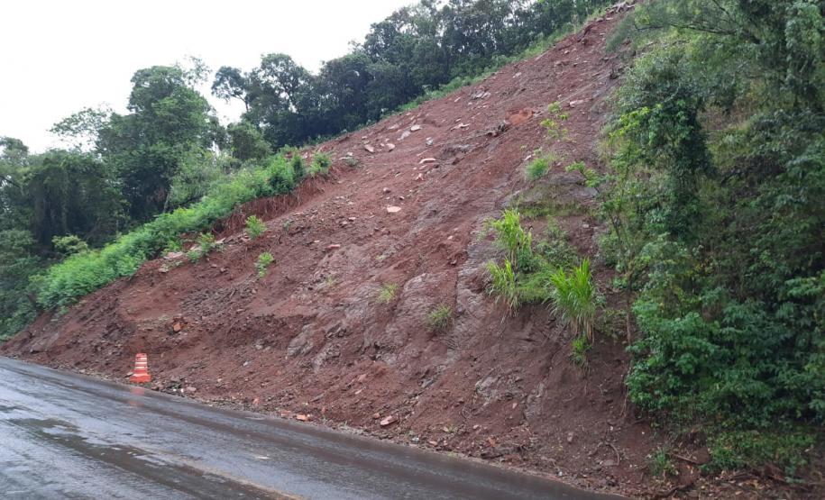 PR-218 entre Realeza e Planalto, escorregamento de terra sobre pista