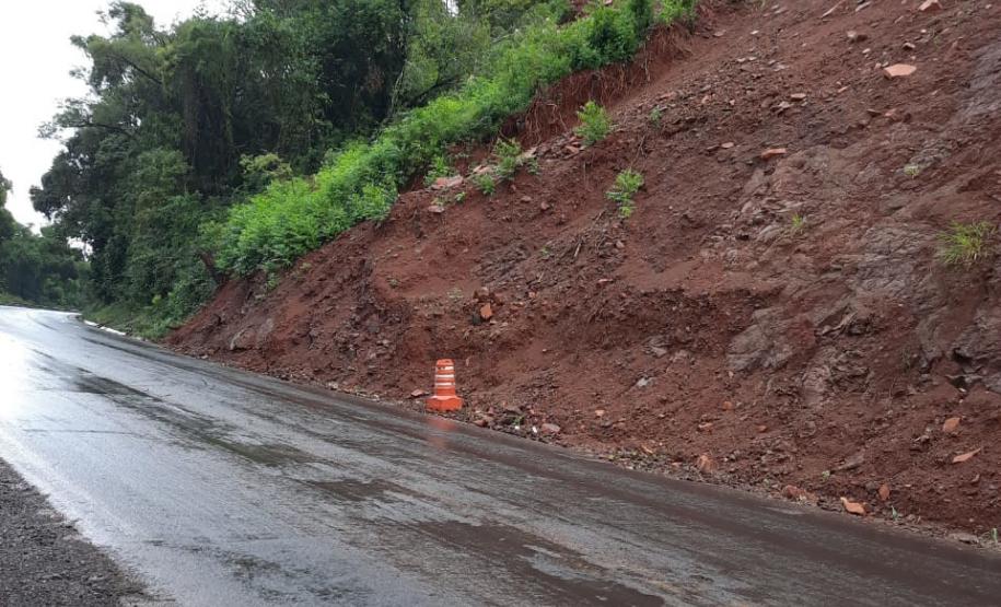 PR-218 entre Realeza e Planalto, escorregamento de terra sobre pista