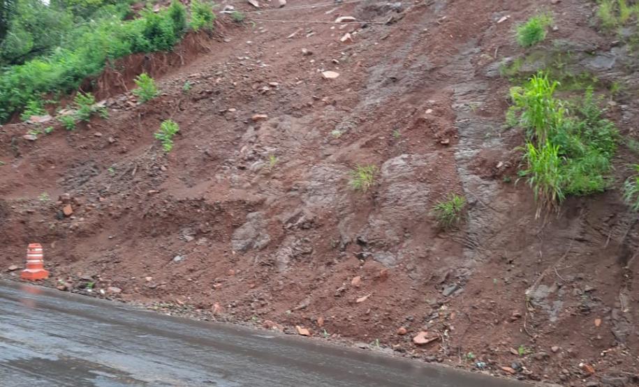 PR-218 entre Realeza e Planalto, escorregamento de terra sobre pista