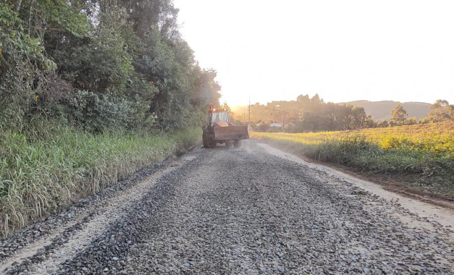 PR-281 em Mallet - cascalhamento de rodovia não-pavimentada