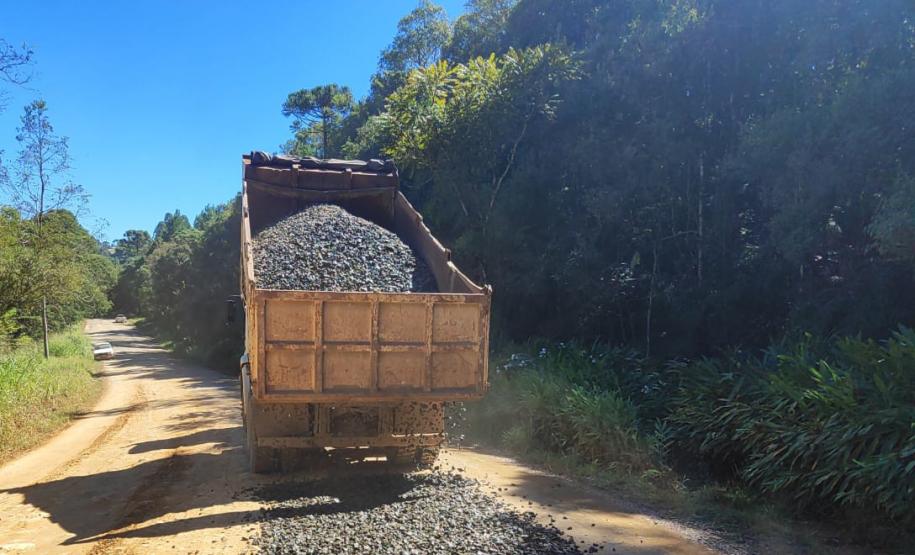 PR-281 em Mallet - cascalhamento de rodovia não-pavimentada