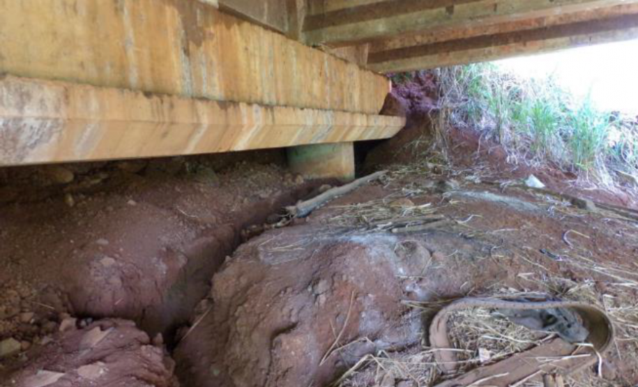 Cabeceira da ponte sobre o ribeirão Bandeirante do Norte