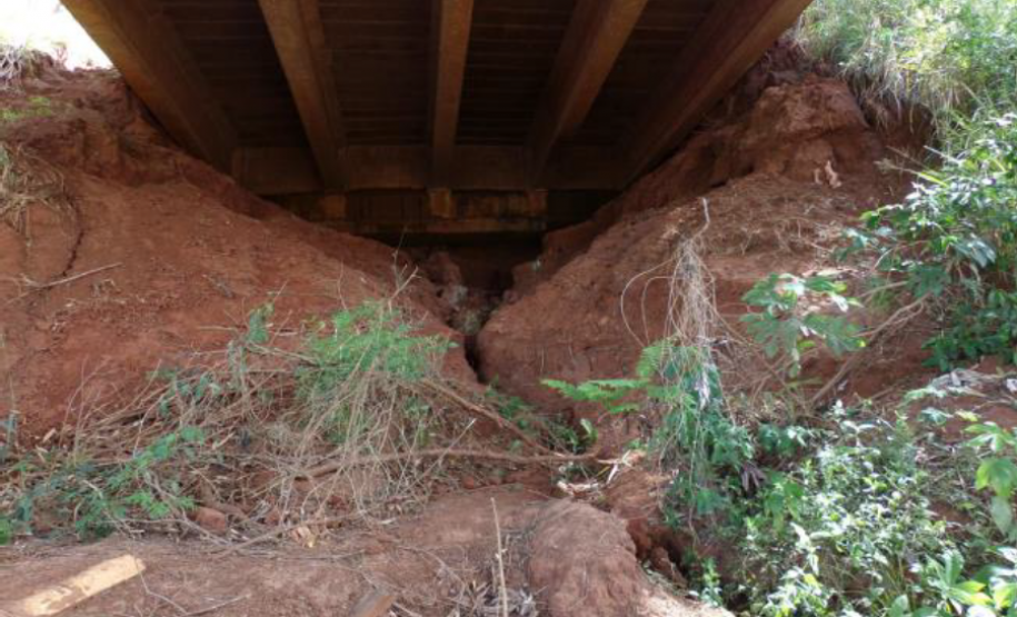 Cabeceira da ponte sobre o ribeirão Bandeirante do Norte