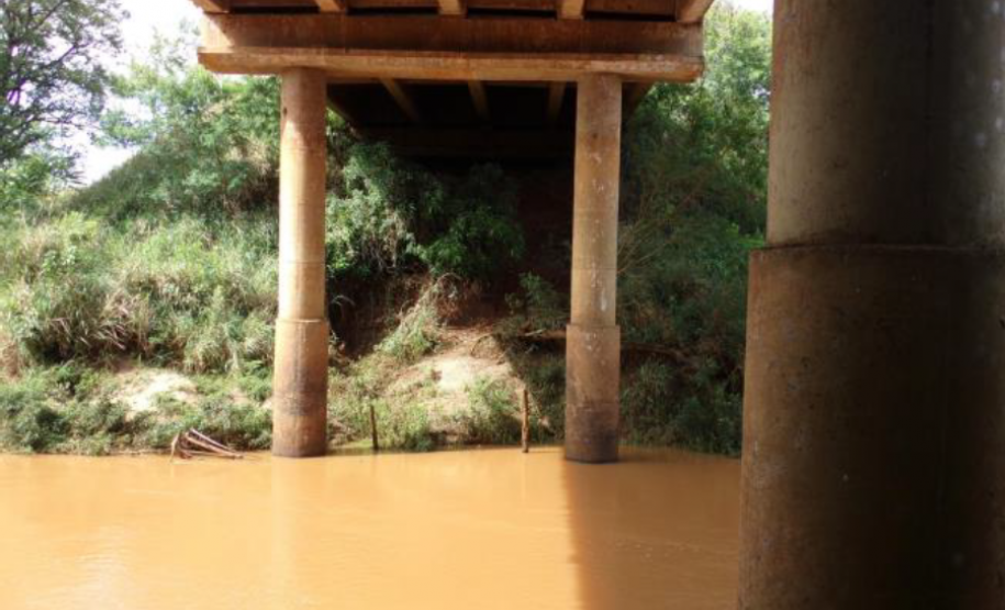 Cabeceira da ponte sobre o ribeirão Bandeirante do Norte