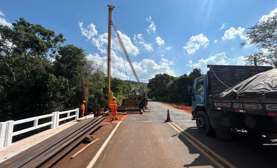 PR-439 Ponte do Rio das Cinzas em Santo Antônio da Platina - cravação de estacas das novas lajes de transferência