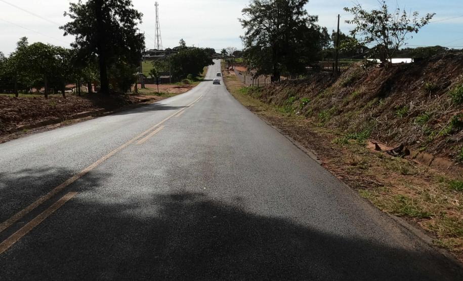 PR-550 em Munhoz de Mello - pista vizinha à erosão