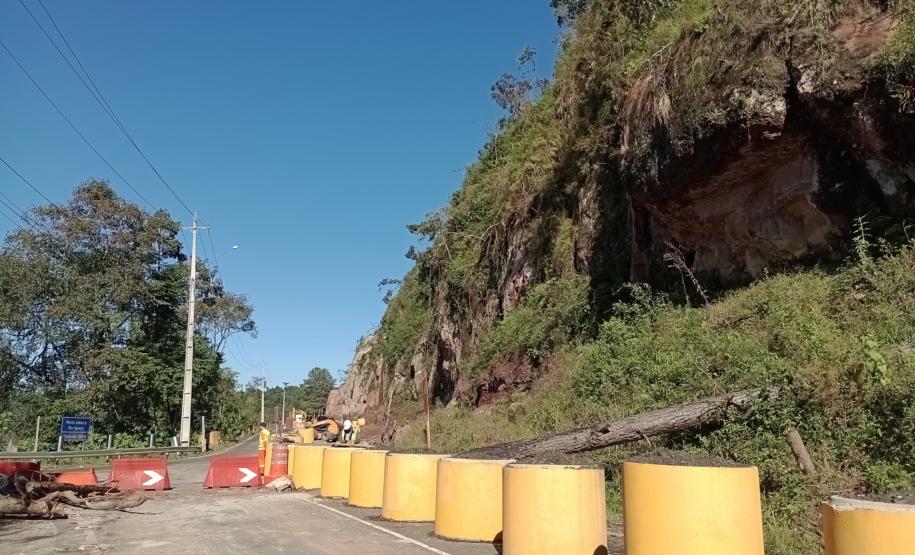 PRC-466 em União da Vitória, trecho de obra de estabilização e contenção de talude
