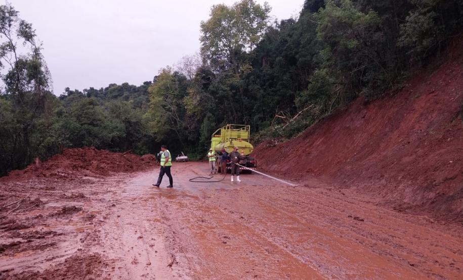 Serviços do DER/PR em rodovias estaduais do Rio Grande do Sul