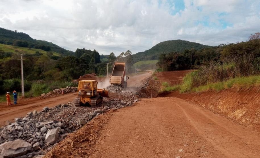 PR-239 obra de pavimentação entre Pitanga e Mato Rico