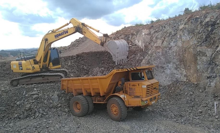 PR-239 obra de pavimentação entre Pitanga e Mato Rico