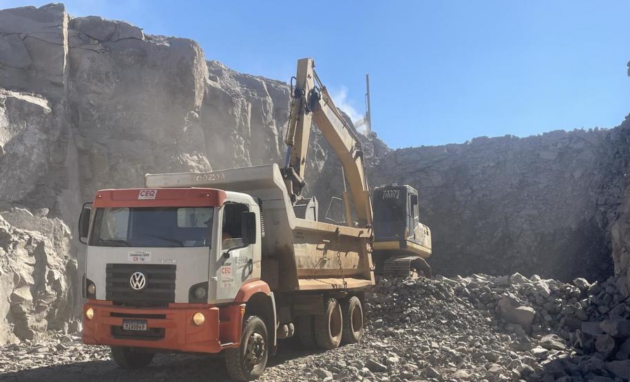 PR-239 obra de pavimentação entre Pitanga e Mato Rico