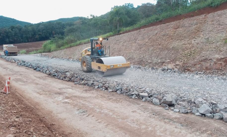 PR-239 obra de pavimentação entre Pitanga e Mato Rico