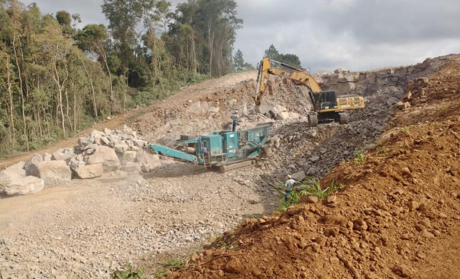 PR-239 obra de pavimentação entre Pitanga e Mato Rico