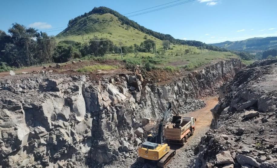 PR-239 obra de pavimentação entre Pitanga e Mato Rico