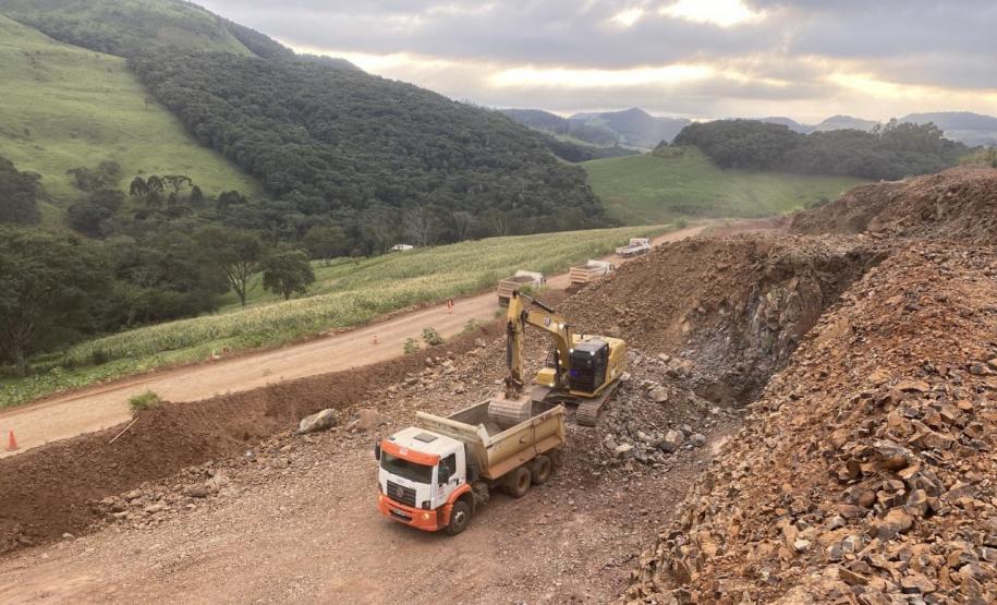 PR-239 obra de pavimentação entre Pitanga e Mato Rico