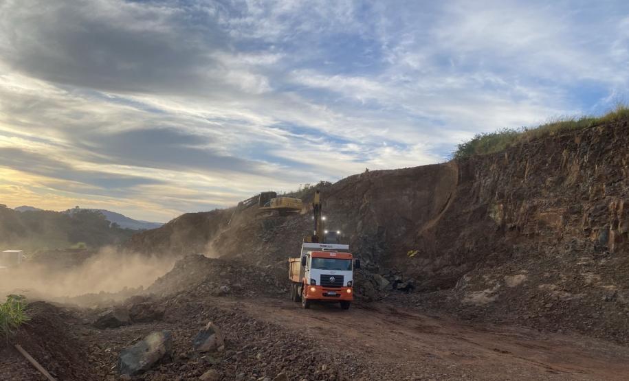 PR-239 obra de pavimentação entre Pitanga e Mato Rico