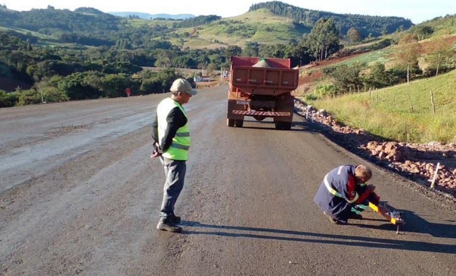 PR-239 obra de pavimentação entre Pitanga e Mato Rico