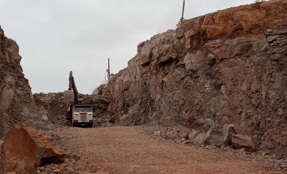 PR-239 obra de pavimentação entre Pitanga e Mato Rico