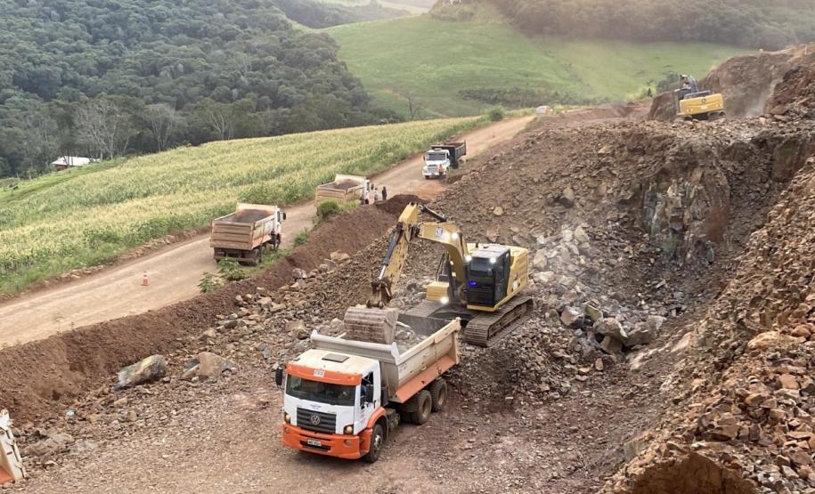 PR-239 obra de pavimentação entre Pitanga e Mato Rico