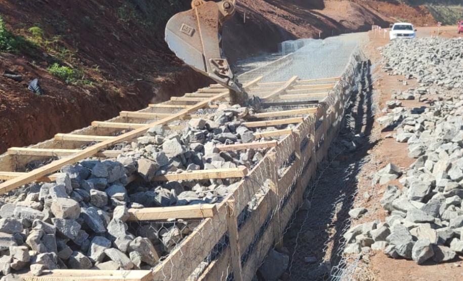PR-239 obra de recuperação emergencial de talude em Pitanga
