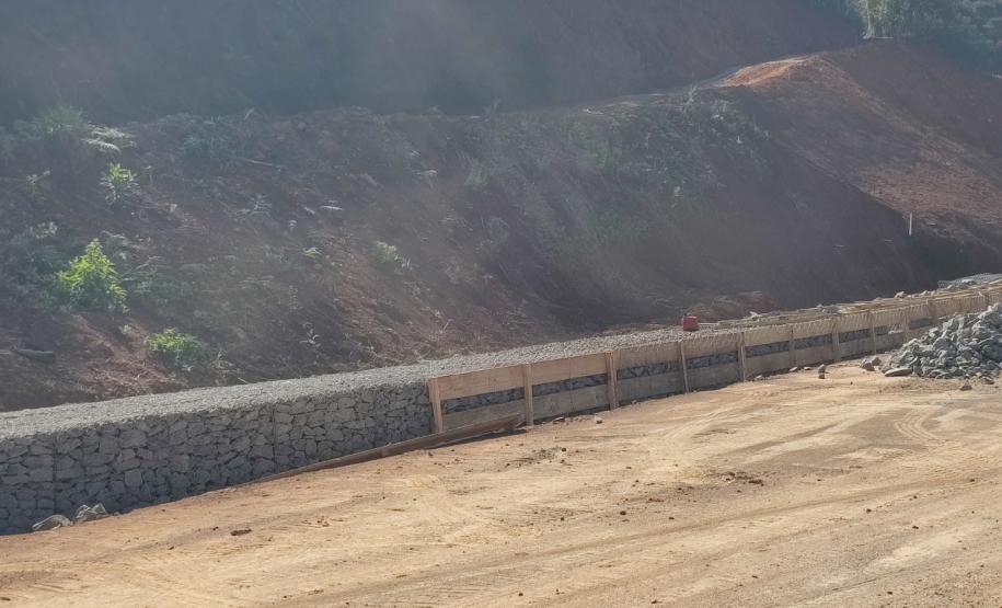 PR-239 obra de recuperação emergencial de talude em Pitanga