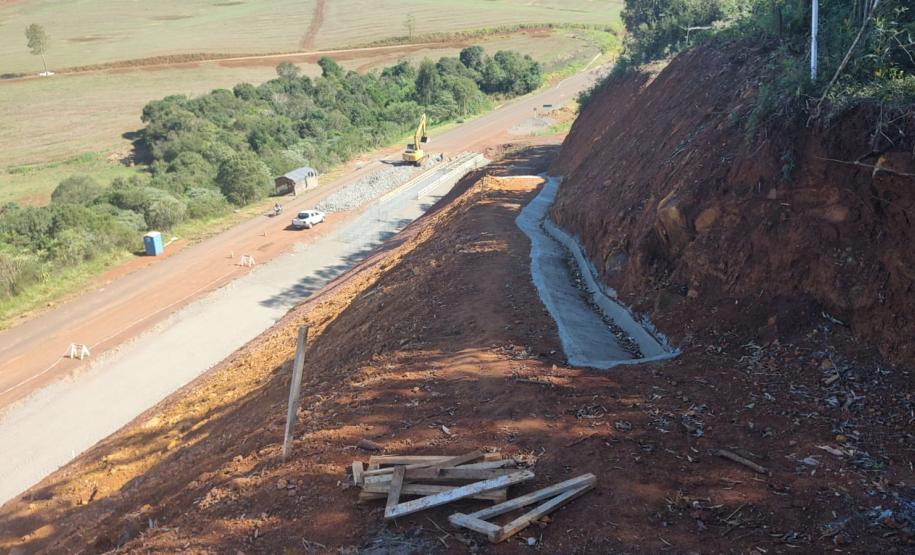 PR-239 obra de recuperação emergencial de talude em Pitanga