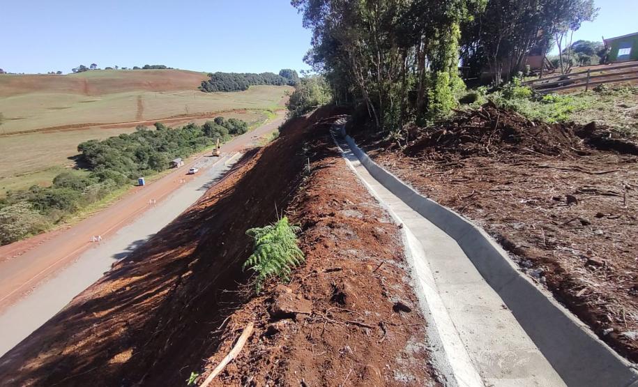 PR-239 obra de recuperação emergencial de talude em Pitanga