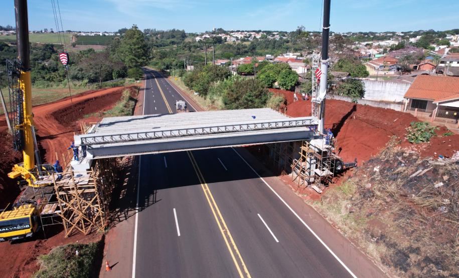 Lançamento de vigas em viadutos da PR-444, já concluído
