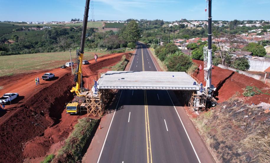 Lançamento de vigas em viadutos da PR-444, já concluído