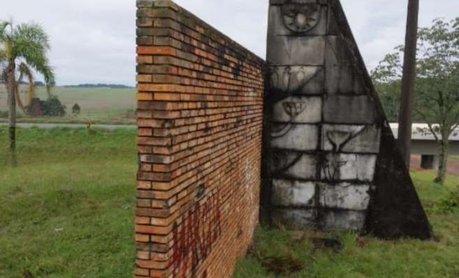 Monumento rodoviário no trevo da Codapar, PRC-280, em Palmas
