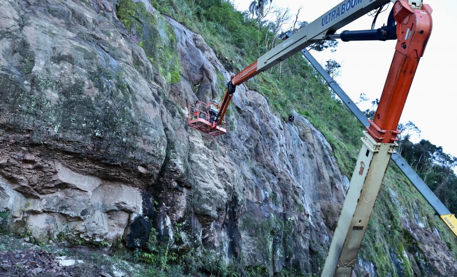 Serviços de contenção de taludes na PRC-466 em União da Vitória