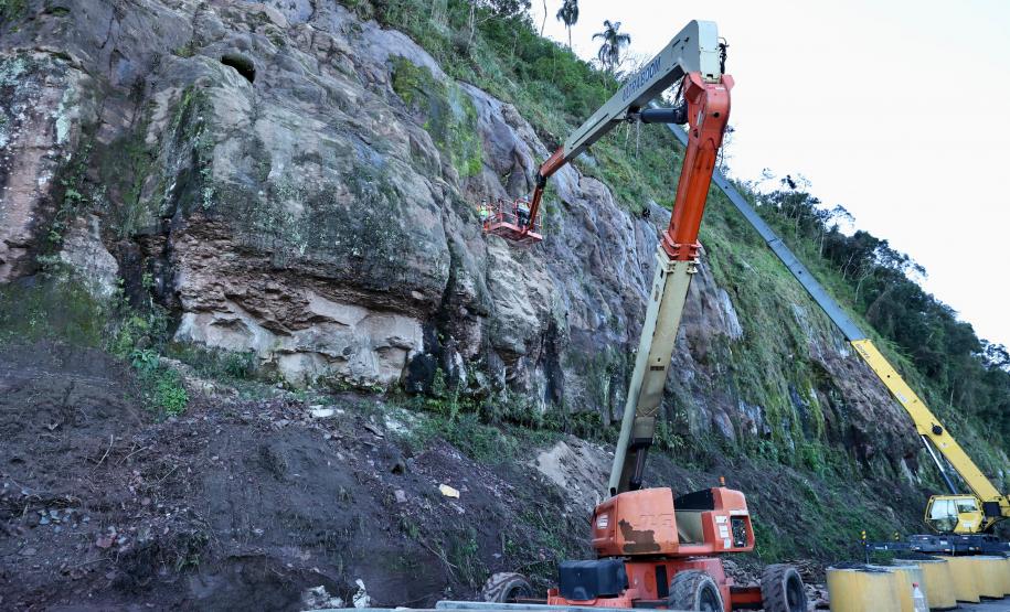 Serviços de contenção de taludes na PRC-466 em União da Vitória