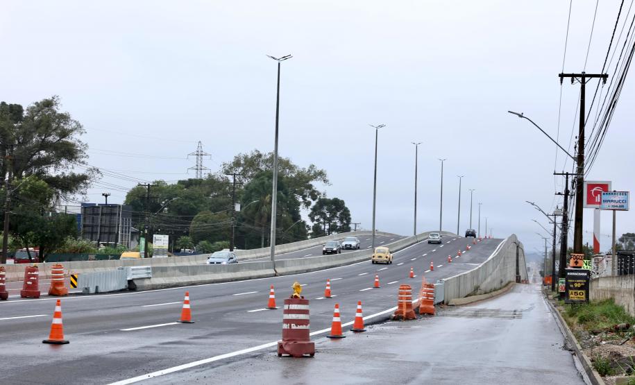 Viaduto da BR-376 em São José dos Pinhais com pista superior liberada
