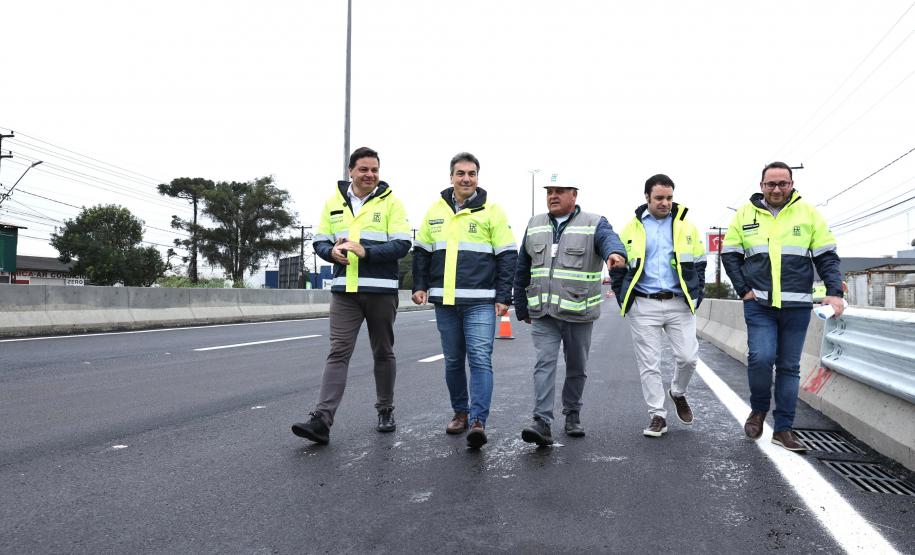 Viaduto da BR-376 em São José dos Pinhais com pista superior liberada
