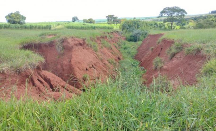 Erosão em terreno próximo à PR-323 em Tapejara