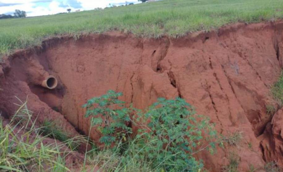 Erosão em terreno próximo à PR-323 em Tapejara