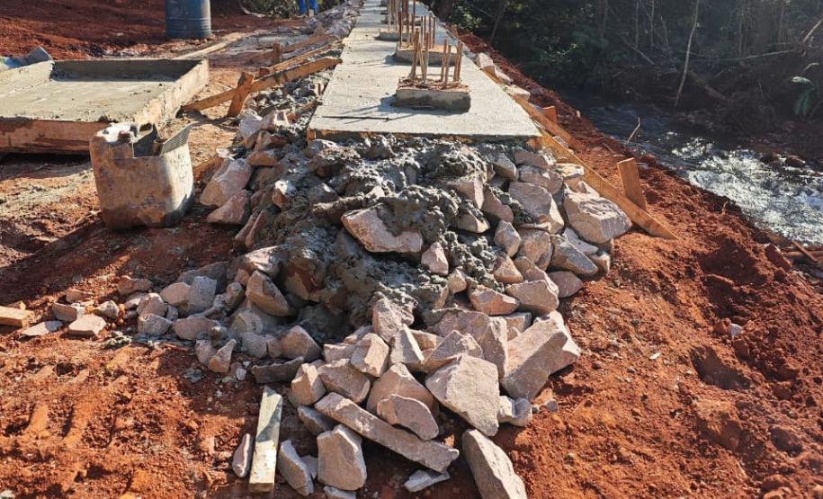 Serviços na nova ponte sobre o Rio Melissa na PR-180 em Cascavel