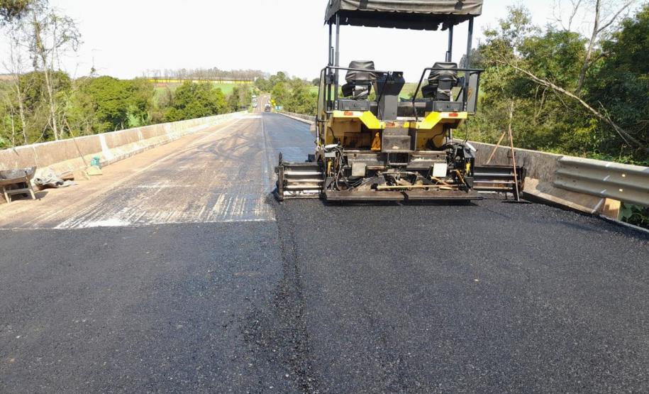 Serviços em andamento na ponte sobre o Rio Chopim