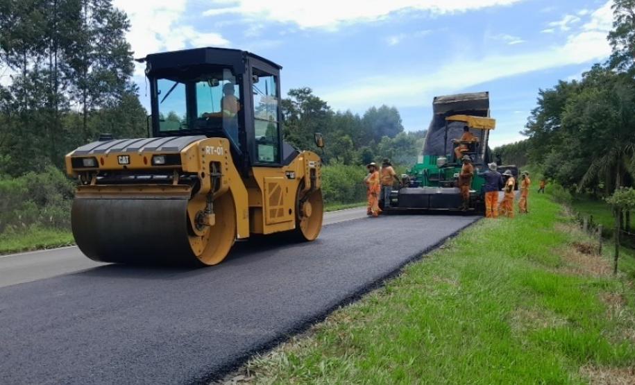 Serviços de conservação na PRC-487 e PR-239 entre Cândido de Abreu e Reserva