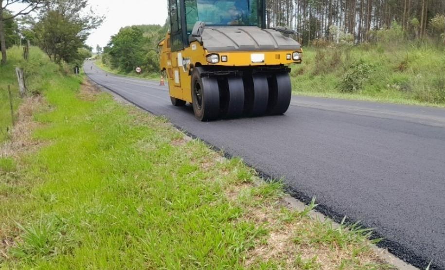 Serviços de conservação na PRC-487 e PR-239 entre Cândido de Abreu e Reserva